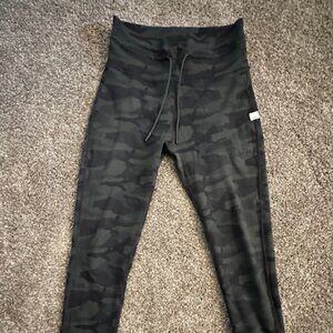 Vuori Daily legging - Green camo - Medium